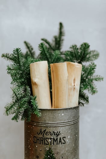 Center piece with natural wood and pine needles in the background